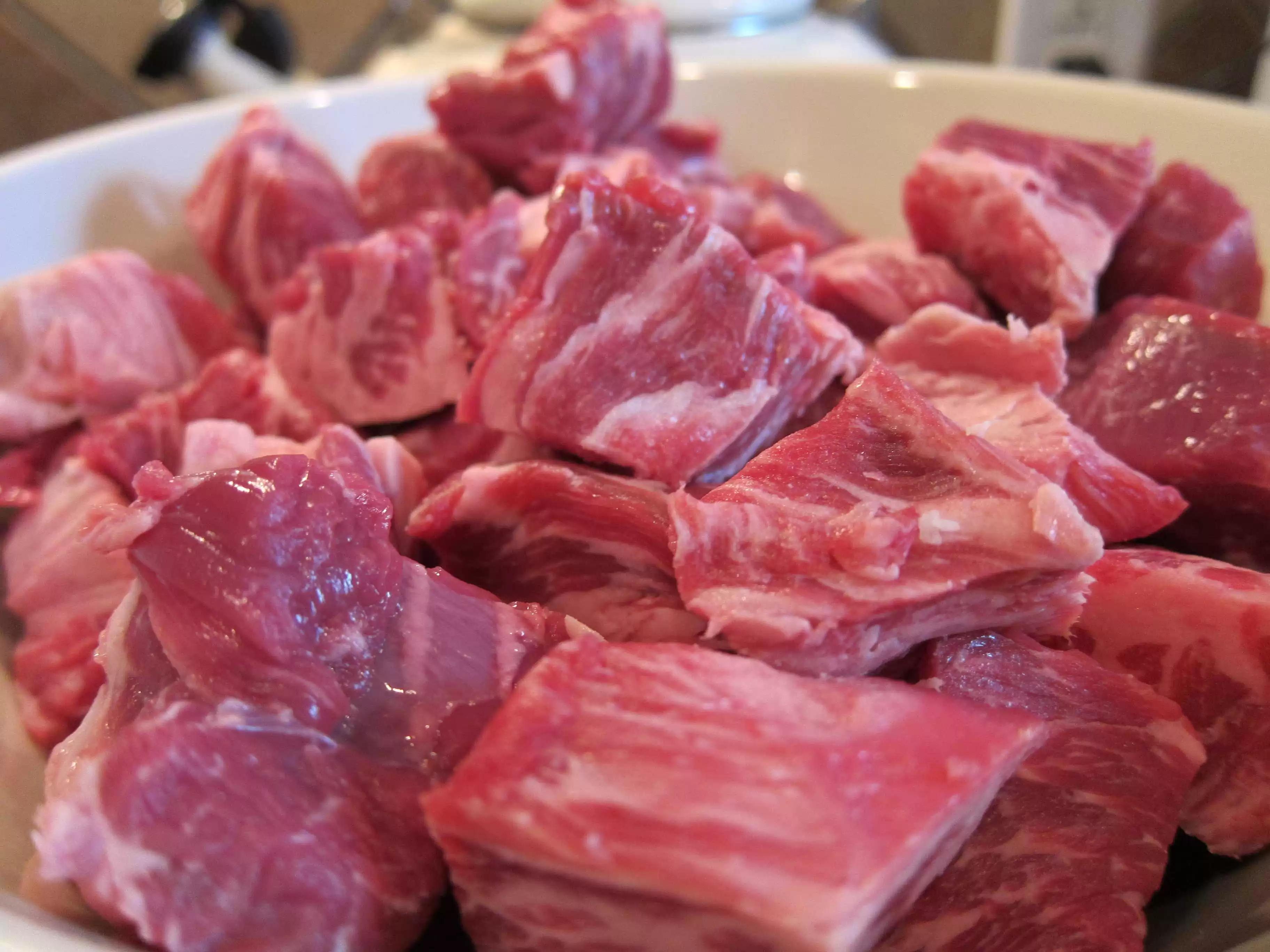 Carne para churrasco cortada em cubos