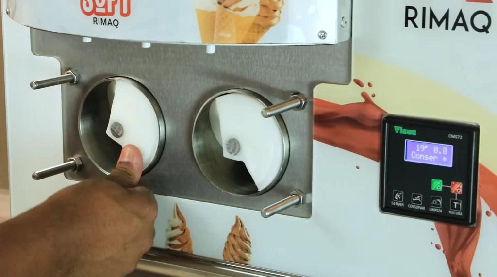 Aprenda a limpar sua máquina de sorvete expresso corretamente